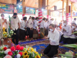 ថ្ងៃបិណ្ឌវេនទី៤! ឧត្តមសេនីយ៍ឯក រ័ត្ន ស្រ៊ាង នាំទេយ្យទានប្រគេនព្រះសង្ឃចំនួន០២វត្ត ក្នុងសង្កាត់ព្រែកកំពឹស ខណ្ឌដង្កោ!