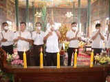 នាយឧត្តមសេនីយ៍ សៅ សុខា ប្រគេនបច្ច័យ ៩០លានរៀល សម្រាប់ពិធីបុណ្យកាន់បិណ្ឌវេនទី១៤ នៅវត្តទេពវង្សី ខេត្តកណ្តាល