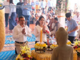 លោកឧត្តមសេនីយ៍ទោ សិទ្ធិ ឡោះ និងភរិយា ព្រមទាំងសហការី បាននាំយកបច្ច័យនិងទេយ្យវត្ថុ ទៅប្រគេនព្រះសង្ឃក្នុងពិធីបុណ្យកាន់បិណ្ឌ វេនទី៥ នៅវត្តគីរីរុក្ខារាមថ្មរមៀល