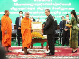 ពិធីប្រគល់សញ្ញាបត្រជ័យលាភី ដល់និស្សិតសកលវិទ្យាល័យគ្រប់គ្រង និងសេដ្ឋកិច្ច ខេត្តកំពង់ចាម