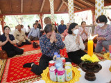 ឯកឧត្តម ខៀវ កាញារីទ្ធ និងលោកជំទាវ អញ្ជើញអុជធូបនៅបូជនីយដ្ឋានប្រវត្តិសាស្ត្រ លោកឧកញ៉ា ឃ្លាំង មឿង និងលោកជំទាវ ខាន់ ខៀវ នៅខេត្តពោធិ៍សាត់
