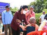 អភិបាលខេត្តប៉ៃលិន នាំយកអំណោយសម្តេចតេជោ ហ៊ុន សែន និងសម្តេចកិត្តិព្រឹទ្ធបណ្ឌិត ប៊ុន រ៉ានី ហ៊ុន សែន ជូនប្រជាពលរដ្ឋរងគ្រោះដោយទឹកជំនន់ទឹកភ្លៀងសារជាថ្មី ចំនួន៧១៨គ្រួសារ