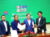 ឯកឧត្តម ខៀវ កាញារីទ្ធ ទទួលពានរង្វាន់រួមទាំងប្រកាសនីយបត្រទទួលស្គាល់ «ស្នាដៃពេញមួយជីវិត» ក្នុងការជួយកសាងវិស័យព័ត៌មានក្នុងតំបន់អាស៊ី-ប៉ាស៊ីហ្វិក ៣ ទសវត្សរ៍ ពី AIBD