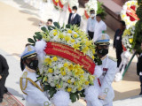 មន្ត្រីរាជការអញ្ជើញដាក់កម្រងផ្កា គោរពវិញ្ញាណក្ខន្ធនៅវិមានឯករាជ្យ ក្នុងឱកាសបុណ្យឯករាជ្យជាតិ ៩វិច្ឆិកាខួបលើកទី៦៩