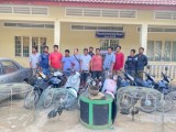 វរសេនីយ៍ឯក ពេជ្រ សារ៉ែន ដឹកនាំកម្លាំងបង្ក្រាបករណីល្បែងស៊ីសង ( ភ្នាល់មាន់ជល់ ) ឃាត់ខ្លួនមនុស្សចំនួន ១២ នាក់