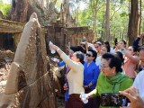 លោកស្រីកិត្តិសង្គហបណ្ឌិត ម៉ែន សំអន បួងសួងសុំសេចក្តីសុខ សេចក្តីចម្រើន ជូនប្រទេសជាតិ នៅប្រាសាទកោះកេរ្តិ៍