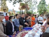 ពលរដ្ឋដែលមានជីវភាពខ្វះខាត់ចំនួន១០០គ្រួសារ ទទួលអំណោយមនុស្ស ពីព្រះចៅអធិការវត្តភ្នំយ៉ាត និងលោកបណ្ទិត វ៉ារ៉ុត អ៊ាមភិគុណ តំណាងសប្បុរសជនថៃ