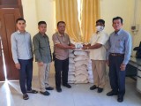 អំណោយប្រចាំខែ របស់លោកឧត្ដមសេនីយ៍ឯក រ័ត្ន ស៊្រាង បានប្រគល់ដល់ដៃពលរដ្ឋទីទាល់ក្រ១៧គ្រួសារ!