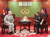 ឧត្តមសេនីយ៍ឯក ហ៊ុន ម៉ាណែត អនុញ្ញាតឱ្យសេនានុព័ន្ធអង់គ្លេសចូលជួបណែនាំខ្លួន និងពិភាក្សាការងារ