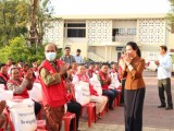 អភិបាលខេត្តប៉ៃលិន ជួបសំណេះសំណាល និងចែកអំណោយដ៏ថ្លៃថ្លា របស់សម្តរចតេជោ ហ៊ុន សែន និងសម្តេចកិត្តិព្រឹទ្ធបណ្ឌិត ប៊ុន រ៉ានី ហ៊ុន សែន ជូនអ្នកប្រកបមុខរបររត់ម៉ូតូឌុបទូទាំងខេត្តប៉ៃលិន