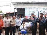 ទិវានៃក្តីស្រឡាញ់ ឧត្តមសេនីយ៍ឯក រ័ត្ន ស្រ៊ាង ជួយឧបត្ថម្ភ ដល់បុរសម្នាក់ ពិការជើងមួយចំហៀង ដោយសារគ្រោះថ្នាក់ចរាចរណ៍!