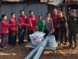 លោក នូ សុគុណ អនុប្រធានគណ:កម្មាធិការ ជាអនុសាខាកាកបាទក្រហមកម្ពុជាស្រុកសាលាក្រៅ បាននាំសមាជិកយកអំណោយមនុស្សធម៌ជូនពលរដ្ឋដោយខ្យល់កន្ត្រាក់ចំនួន០៨នាក់