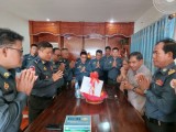 លោក ឧត្ដមសេនីយ៍ទោ ជា អេងយ៉ុង ស្នងការ ស្នងការដ្ឋានស្រាវជ្រាវពត៌មានសន្តិសុខ ដឹកនាំមន្ត្រីក្រោមឱវាទចុះសាកសួរសុខទុក្ខ លោក ឧត្តមសេនីយ៍ត្រី សុខ សាន្ត ដែលកំពុងសម្រាកព្យាបាលជំងឺ នៅគេហដ្ឋាន