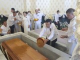 សម្តេចតេជោ ហ៊ុន សែន បង្ហោះសារមិនអស់ចិត្តរឿងស្តង់ដាពីរ ពាក់ព័ន្ធនឹងអង្គការជាង ៤០ ថ្កោលទោស លោក ផែង វណ្ណៈ ដោយសារបាននិយាយអាក្រក់ពីស្ត្រីព័ត៌មានវីអូឌី ខណៈដែលប្អូនថ្លៃស្រីរបស់សម្តេច ក្រោយនាងស្លាប់ត្រូវបានគេប្រមាថច្រើនរាប់ពាន់រាប់ម៉ឺនដង