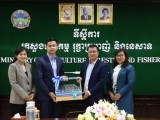 រដ្ឋមន្ត្រី ឌិត ទីណា អញ្ជើញទទួលជួបសម្តែងការគួរសម និងស្តាប់បង្ហាញអំពីសេវាកម្ម និងផលិតផលរបស់ធនាគារ (J Trust Royal )