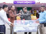 ប្រធានក្រុមប្រឹក្សាខេត្ត និងអភិបាលខេត្តកំពត ចុះសំណេះសំណាលជាមួយគ្រួសារតាក់ស៊ី ម៉ូតូកង់បី ម៉ូតូឌុប អាជីវករ ក្រុមជាងនានា និងបុគ្គលិកបម្រើសេវាកម្មទេសចរណ៍ទូទាំងខេត្ត