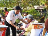 ឯកឧត្តម សៅ សារ៉ាត់ តំណាងលោកជំទាវ បាន ស្រីមុំ និ រួមនឹងក្រុមការងារមូលនិធិគាំទ្រសុខភាព និងសង្គ្រោះបន្ទាន់ជនចាស់ជរាគ្មានទីពឹង អញ្ជើញចុះជួបសំណេះសំណាលសួរសុខទុក្ខ និងបើកប្រាក់ឧបត្ថម្ភប្រចាំខែមីនា ឆ្នាំ២០២៣ ជូនដល់លោកយាយ លោកតា ចំនួន៤៩នាក់