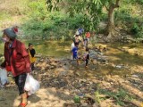 ពលករ សម្រុកឆ្លងដែនខុសច្បាប់ តាមច្រករបៀងជាប់និងច្រកទ្វារអន្តរជាតិគីឡូ ១៣ (ភ្នំដី) សង្ស័យមានភ្លើងខៀវ!