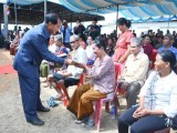 ឯកឧត្តម នាយឧត្តមសេនីយ៍ អ៊ី ឈាន និងលោកជំទាវបាន ស្រីមុំ បានផ្តល់ផ្លូវបេតុងមួយខ្សែ ជូនប្រជាពលរដ្ឋប្រើប្រាស់នៅភូមិកំពង់ចម្លងក្រោម ឃុំសាលាក្រៅ ស្រុកសាលាក្រៅ