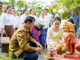 អភិបាលខេត្តពោធិ៍សាត់ ថ្វាយគ្រឿងរន្តាប់បូជា ជូនលោកឧកញ៉ា ឃ្លាំង មឿង និងជំទាវ ខាន់ ខៀវ ដើម្បីសុំសេចក្តីសុខ សេចក្តីចម្រើនជូនពលរដ្ឋ ក្នុងឱកាសបុណ្យចូលឆ្នាំថ្មី