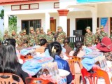 លោកបណ្ឌិត ហ៊ុន ម៉ាណែត ផ្តល់អំណោយជូនដល់និវត្តជន និងគ្រួសារកងទ័ពជួបការលំបាក ៧៦គ្រួសារ