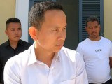 រឿងជនត្រូវចោទ គឺ អ្នកឧកញ៉ា ហ៊ី គឹមហុង ប្រកាសសុំទោសលោកស្នងការខេត្តកំពត ជាសាធារណៈ តែលោកស្នងការអោយដោះស្រាយជាមួយប្រជាពលរដ្ឋរងគ្រោះចុះ !