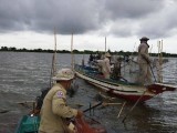 បទល្មើសនេសាទប្រើឧបករណ៍ហាមឃាតនៅបឹងទន្លេសាប ក្នុងស្រុកកណ្ដៀង ត្រូវសមត្ថកិច្ចជំនាញចុះបង្រ្កាប