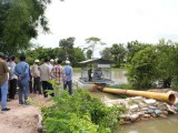 អគ្គនាយកស្តីទី កិច្ចការបច្ចេកទេស នៃ ក្រសួងធនធានទឹក បានដឹកនាំក្រុមការងារចុះត្រួតពិនិត្យស្ថានភាពទឹក នៅប្រព័ន្ធធារាសាស្រ្តដំណាក់អំពិល ក្នុងស្រុកបាកាន ខេត្តពោធិ៍សាត់