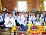 ថ្ងៃបុណ្យកាន់បិណ្ឌវេនទី៧ ឧត្តមសេនីយ៍ឯក រ័ត្ន ស្រ៊ាង រួមជាមួយ ក្រុមគ្រួសារ ញាតិមិត្ត អតីតលោកគ្រូអ្នកគ្រូ និងមិត្តរួមជំនាន់សាលាបាក់ទូកទសវត្សឆ្នាំ១៩៨០ ព្រមទាំងមន្ត្រីក្រោមឱវាទ រួមគ្នាជ្រះថ្លាកាន់បិណ្ឌ នៅវត្តព្រះបារមីវង្កតបុរី!