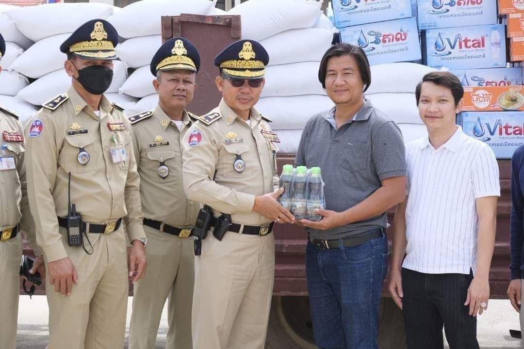 បងប្អូនអាជីវករបាននាំយក អង្ក៥តោន និងគ្រឿងឧបភោគ បរិភោគ ឧបត្ថម្ភដល់ស្នងការដ្ឋាននគរបាលខេត្តបន្ទាយមានជ័យ!