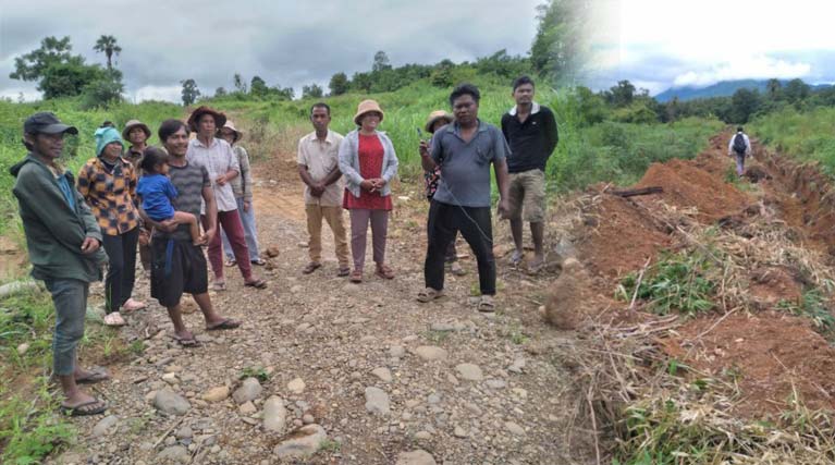 ពលរដ្ឋភូមិសំឡូត ស្នើរសុំឲ្យអាជ្ញាធរខេត្ត ជួយអន្តរាគមន៍ ពាក់ព័ន្ធបុគ្គលម្នាក់ជាមន្ត្រីរាជការ ធ្វើការឈួសឆាយផ្លូវលំចាស់ សង្ស័យយកជាប្រយោជន៍ឯកជន