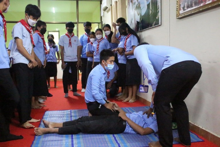 យុវជនសាខាកាកបាទក្រហមកម្ពុជា ខេត្តប៉ៃលិន ចំនួន ២៥ នាក់នៃវិទ្យាល័យហ៊ុនសែនក្រុងទេពនិម្មិតប៉ៃលិន ទទួលបានវគ្គបណ្តុះបណ្តាលជាមូលដ្ឋាន