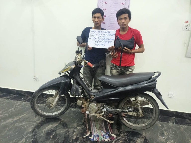 ឃាត់ខ្លួនជនសង្ស័យចំនួន ០២ នាក់ ករណីឆក់កាបូបស្ពាយស្រីជនបរទេស