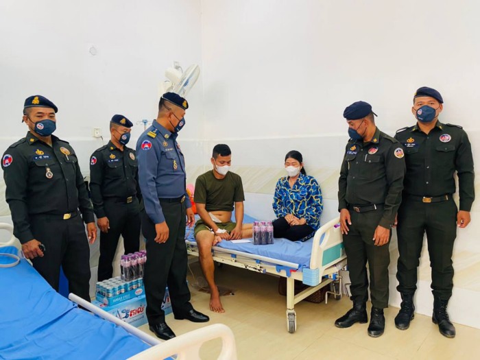 មេបញ្ជាការ អាវុធហត្ថខណ្ឌព្រែកព្នៅ ចុះសួរសុខទុក្ខ សមាជិក មានជំងឺប្រចាំកាយកំពុងសម្រាកព្យាបាលនៅមន្ទីរពេទ្យ