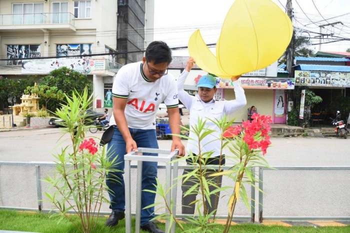 រដ្ឋបាលខេត្តប៉ៃលិនរៀបចំកែលម្អធ្វើសួននៅទ្រូងផ្លូវ ដាំផ្កាបំពាក់ភ្លើងដាក់រនាំងដែកធ្វើឲ្យមានភាពស្រស់ត្រកាល