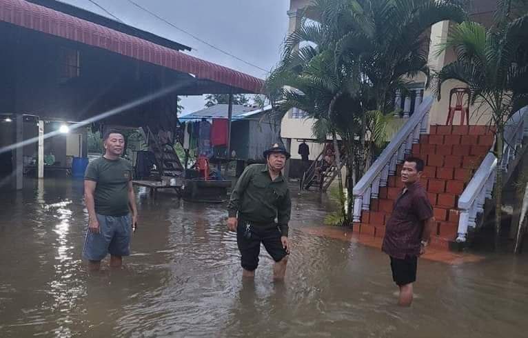 លោក គាត ហ៊ុល អភិបាល ក្រុងប៉ោយប៉ែត ដឹកនាំក្រុមការងារចុះពិនិត្យស្ថានភាពទឹកអូរព្រំដែន កម្ពុជា ថៃ ឃើញទឹកអូរកំពុងកើនឡើងខ្លាំងគួរឲ្យព្រួយបារម្ភ