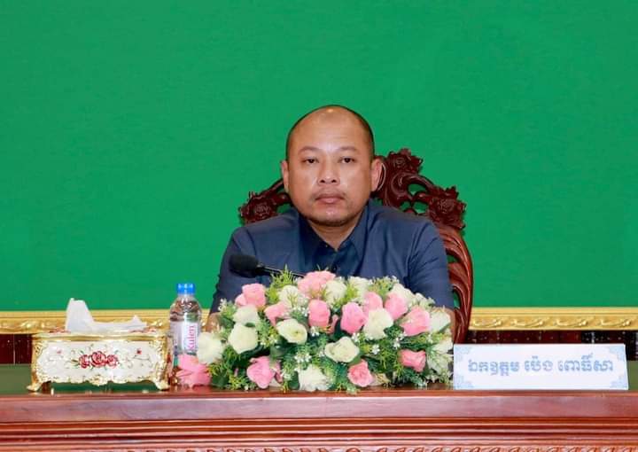 ឯកឧត្តម ប៉េង ពោធិ៍សាត់ អភិបាលរងខេត្តស្វាយរៀង និងជាប្រធានអនុគណៈកម្មការ ការពារសន្តិសុខ សុវត្ថិភាព សណ្តាប់ធ្នាប់ពិធីប្រណាំងទូក បានដឹកនាំកិច្ចប្រជុំផ្សព្វផ្សាយផែនការ កាពារ សន្តិសុខ សុវត្ថិភាព និងសណ្ដាប់ធ្នាប់ ក្នុងពិធីប្រណាំងទូក នៅទន្លេវ៉ៃគោ ក្រុងស្វាយរៀង ខេត្តស្វាយរៀង ថ្ងៃទី២៩-៣០ ខែតុលា ឆ្នាំ២០២២