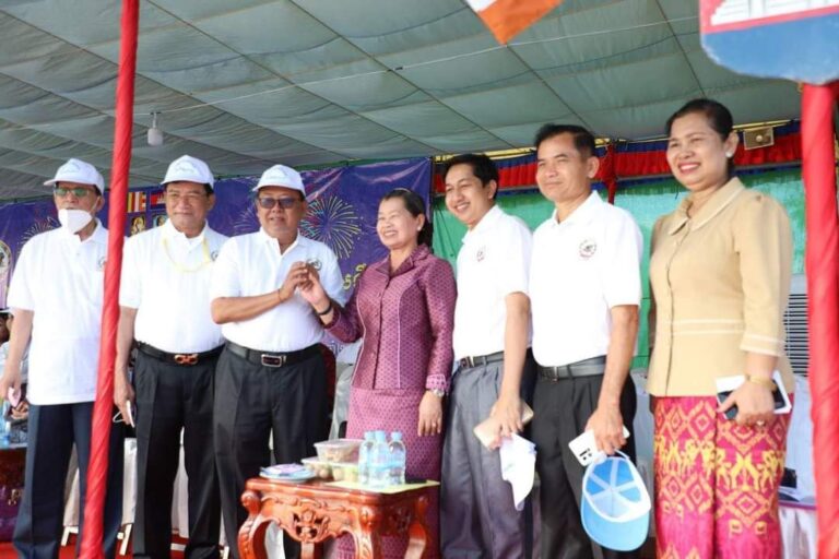 លោកស្រី ម៉ែន សំអន បើកព្រឹត្តិការណ៍អុំទូកនៅខេត្តស្វាយរៀង