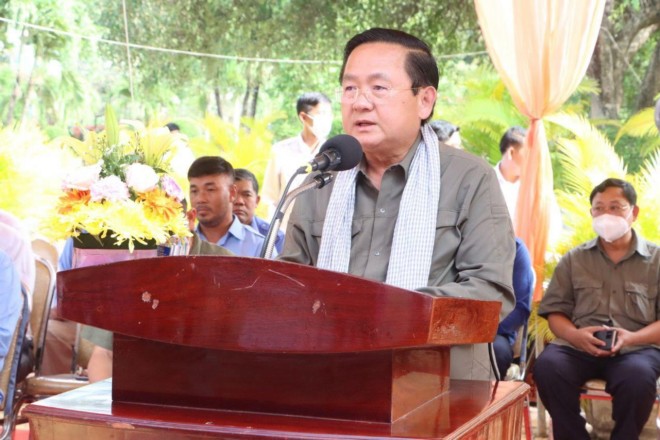 ឯកឧត្តម សុខ លូ អភិបាលខេត្តបាត់ដំបង ជួបសំណេះសំណាលជាមួយកីឡាករអុំទូក ដែលត្រៀមប្រកួតនៅថ្ងៃស្អែក