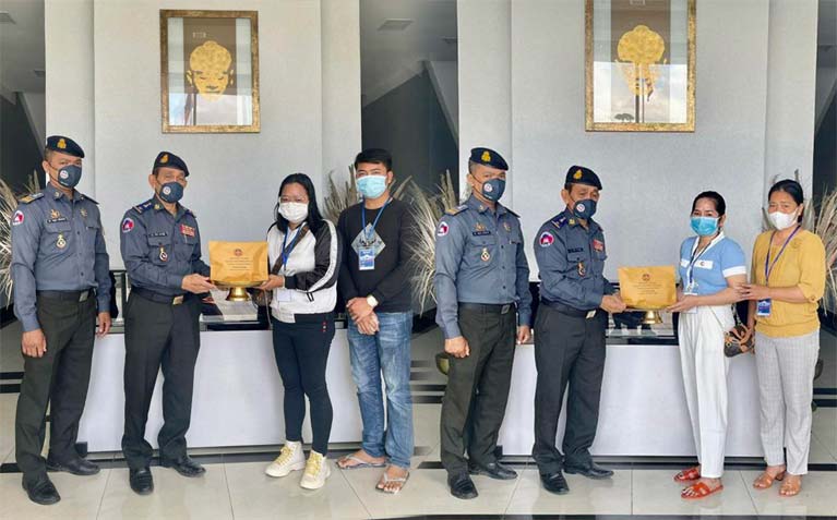 ថវិកាមូលនិធិមហាគ្រួសារកងរាជអាវុធហត្ថ ត្រូវបានប្រគល់ជូនគ្រួសារសពសមាជិកមន្ត្រី អាវុធហត្ថរាជធានីភ្នំពេញ ចំនួន០២គ្រួសារ!