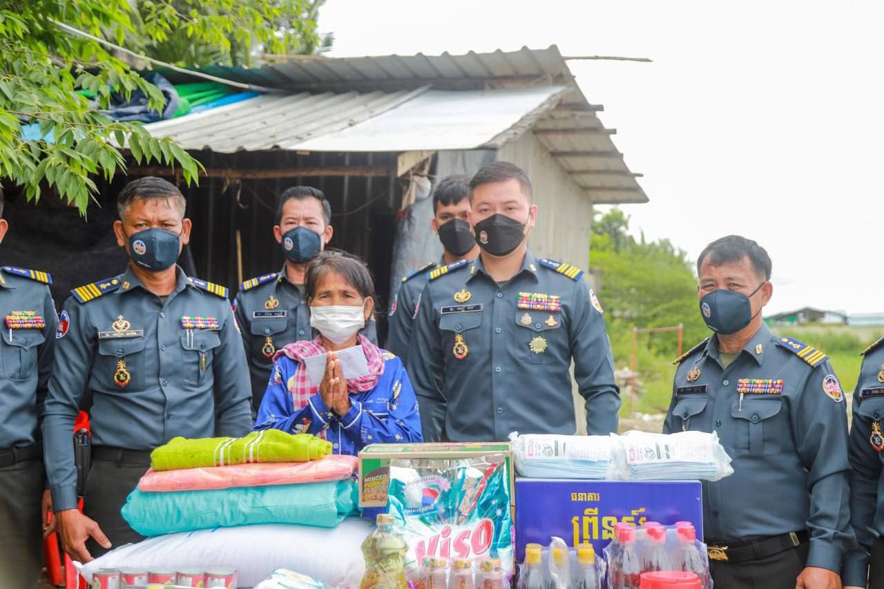 ចាស់ជរាគ្មានទីពឹងម្នាក់ ទទួលបានអំណោយពី លោកឧត្តមសេនីយ៍ឯក រ័ត្ន ស្រ៊ាង!