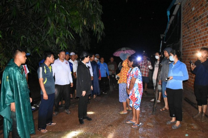លោកជំទាវ បាន ស្រីមុំ អភិបាលខេត្តប៉ៃលិន អញ្ជើញចុះពិនិត្យស្ថានភាពជំនន់ទឹកភ្លៀង និងចាត់ចែងកម្លាំងក្រុមការងារ អាជ្ញាធរមូលដ្ឋានជួយដល់ប្រជាពលរដ្ឋភ្លាមៗ បន្ទាប់ពីភ្លៀងបានធ្លាក់មួយមេធំបន្ថែម បណ្តាលអោយមានការហូរច្រោះដីភ្នំមកលើលំនៅដ្ឋាន និងទឹកហូរលិចកំណាត់ផ្លូវជាតិលេខ៥៩