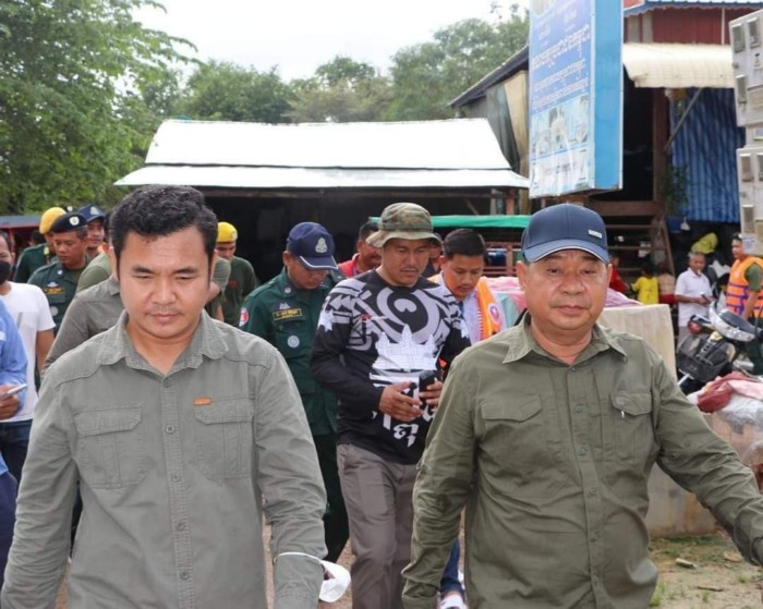 ឯកឧត្តម ប៉ាន់ខែម ប៊ុនថន នាយករង ខុទ្ទកាល័យសម្តេចអតេជោ និង លោក គាត ហ៊ុល អភិបាលក្រុងប៉ោយប៉ែត បានបន្តដឹកនាំក្រុមការងារ អាជ្ញាធរមូលដ្ឋាន កងកម្លាំង សមត្ថកិច្ច ចុះ ជម្លៀស បងប្អូនប្រជាពលរដ្ឋ ពី តំបន់ទឹកជន់លិច មកកាន់ទីទួលសុវត្ថិភាពនៅក្រុងប៉ោយប៉ែត