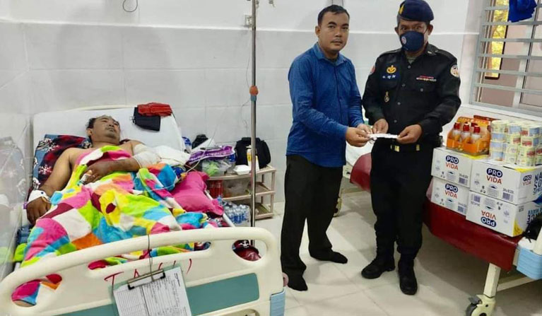 ក្រុមការងារ អាវុធហត្ថខណ្ឌមានជ័យ ចុះសួរសុខទុក្ខសមាជិកជួបគ្រោះថ្នាក់ចរាចរណ៍កំពុងសម្រាកព្យាបាលនៅមន្ទីរពេទ្យព្រះកេតុមាលា