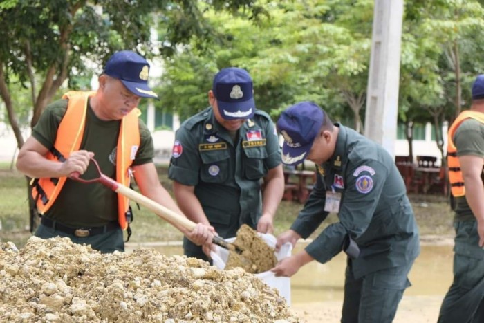 លោកឧត្តមសេនីយ៍ទោ សិទ្ធិ ឡោះ បញ្ជូនកម្លាំងនគរបាលបន្ថែម១០០នាក់ អេស្ការ១គ្រឿង ទៅកាន់សាកលវិទ្យាល័យជាតិមានជ័យ ដើម្បីពន្លឿនការរំដោះទឹកជំនន់ ខណះទំនប់ត្រូវទឹកហូរច្រោះប្រឈមការបាក់ស្រុត!!!