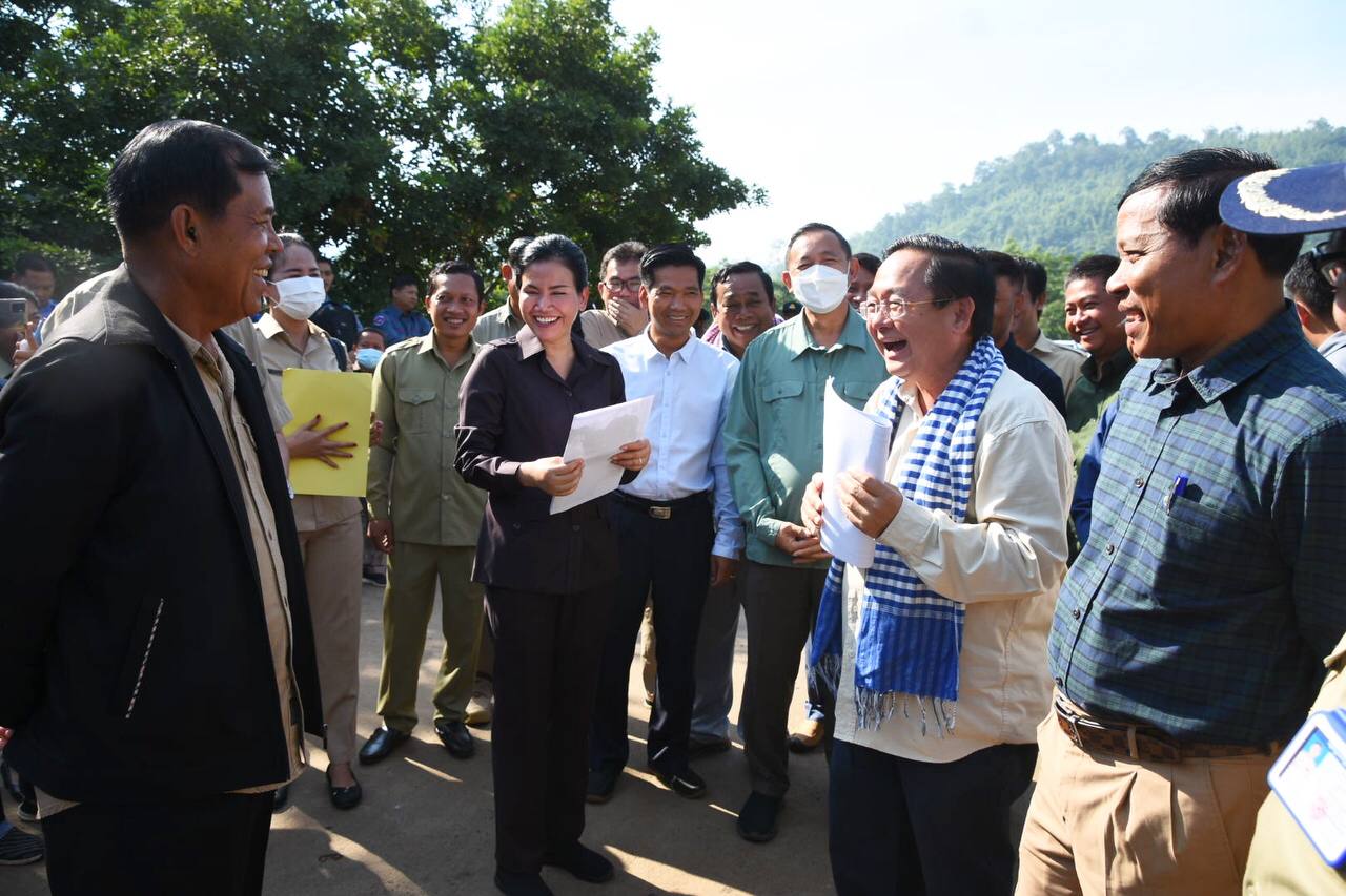 លោកជំទាវ បាន ស្រីមុំ អភិបាលខេត្តប៉ៃលិន និងមានការអញ្ជើញចូលរួមពីសំណាក់ឯកឧត្តម អ៊ី ឈាន ប្រធានក្រុមការងារថ្នាក់ជាតិ ដឹកនាំគណៈប្រតិភូ មន្ត្រីជំនាញពាក់ព័ន្ធ មន្ត្រីជំនាញពាក់ព័ន្ធ ជួបជាមួយគណៈប្រតិភូខេត្តបាត់ដំបង ដឹកនាំដោយឯកឧត្តម សុខ លូ អភិបាលខេត្តបាត់ដំបង ចុះពិនិត្យទីតាំងក្នុងភូមិសាស្ត្ររវាងខេត្តទាំងពីរ