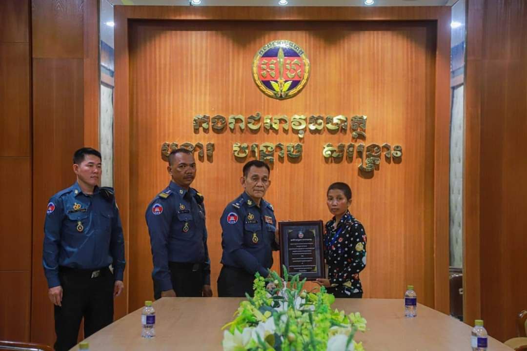 ថវិកាមូលនិធិមហាគ្រួសារកងរាជអាវុធហត្ថ ត្រូវបានប្រគល់ជូនគ្រួសារសពសមាជិកមន្ត្រី អាវុធហត្ថរាជធានីភ្នំពេញ!