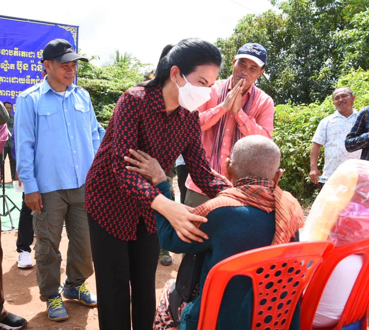 អភិបាលខេត្តប៉ៃលិន នាំយកអំណោយសម្តេចតេជោ ហ៊ុន សែន និងសម្តេចកិត្តិព្រឹទ្ធបណ្ឌិត ប៊ុន រ៉ានី ហ៊ុន សែន ជូនប្រជាពលរដ្ឋរងគ្រោះដោយទឹកជំនន់ទឹកភ្លៀងសារជាថ្មី ចំនួន៧១៨គ្រួសារ