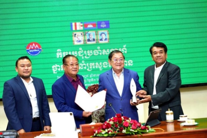 ឯកឧត្តម ខៀវ កាញារីទ្ធ ទទួលពានរង្វាន់រួមទាំងប្រកាសនីយបត្រទទួលស្គាល់ «ស្នាដៃពេញមួយជីវិត» ក្នុងការជួយកសាងវិស័យព័ត៌មានក្នុងតំបន់អាស៊ី-ប៉ាស៊ីហ្វិក ៣ ទសវត្សរ៍ ពី AIBD