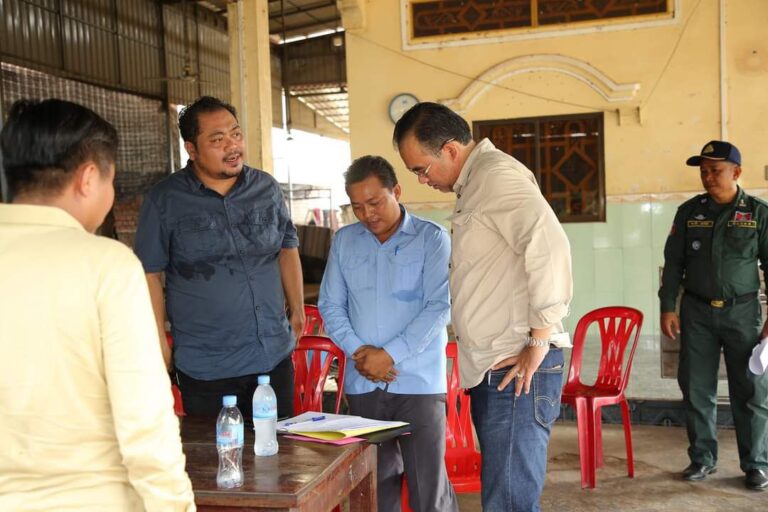 លោកអភិបាលរងខេត្តស្វាយរៀងលោកអភិបាលរងក្រុងបាវិត ដឹកនាំក្រុមការងារចុះណែនាំដល់ម្ចាស់ផ្ទះដែលកន្លងមកជួលទីតាំងទៅដល់ក្រុមហ៊ុនជល់មាន់តាមអនឡាញ